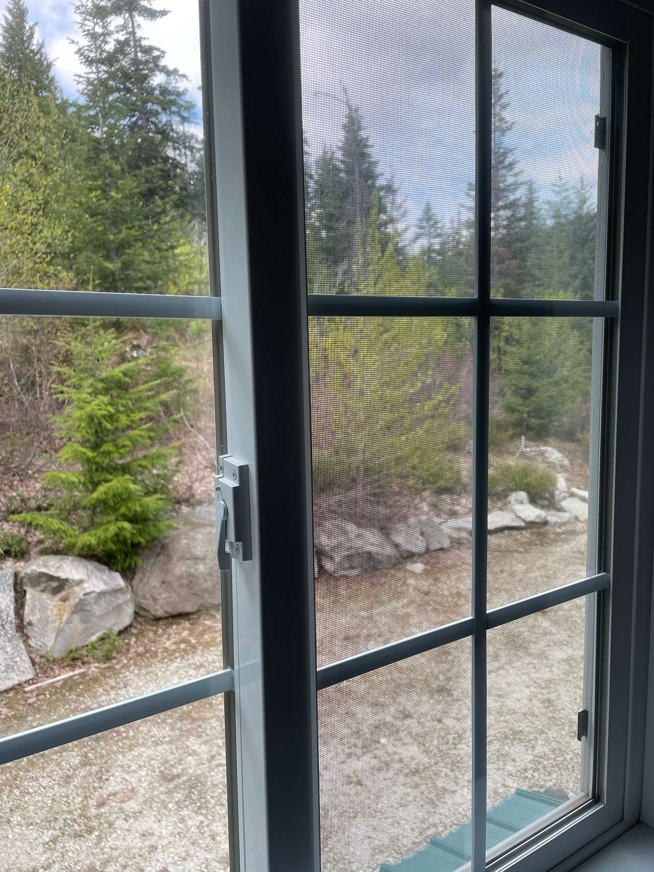 Cozy dry cabin across the tracks