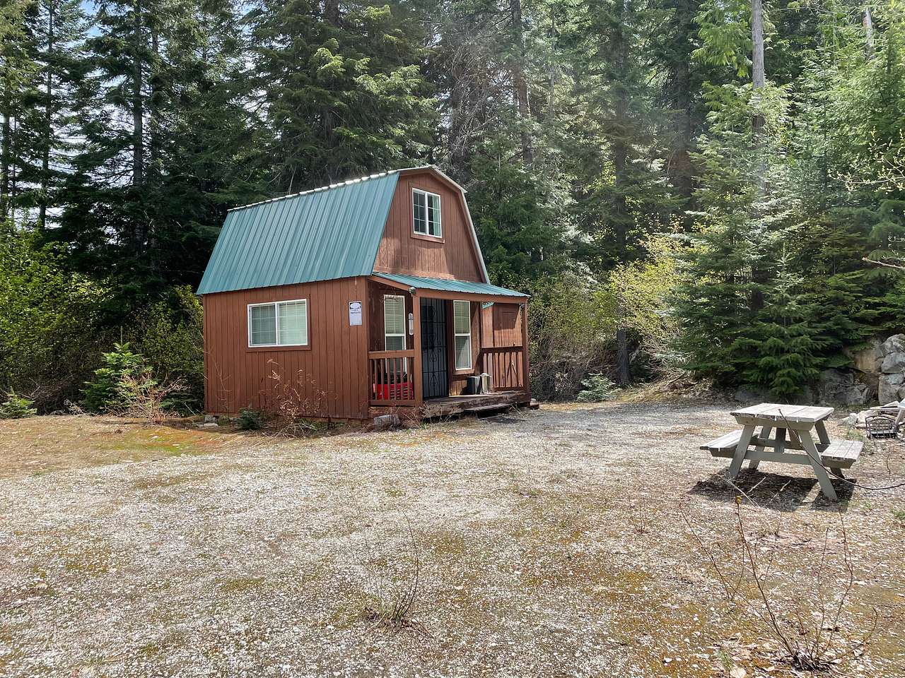 Cozy dry cabin across the tracks