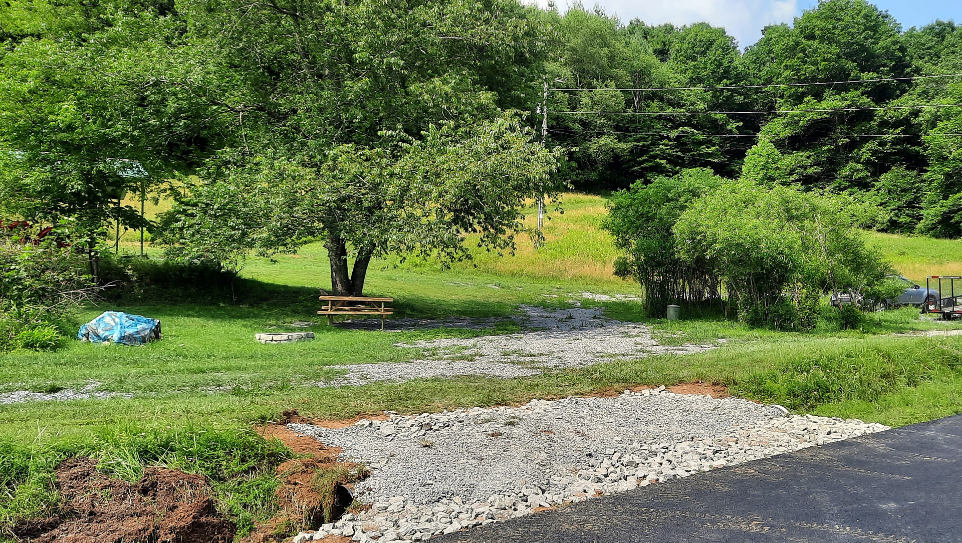 New driveway exit makes it very easy to simply pull in to the spot and drive straight out back onto the road!