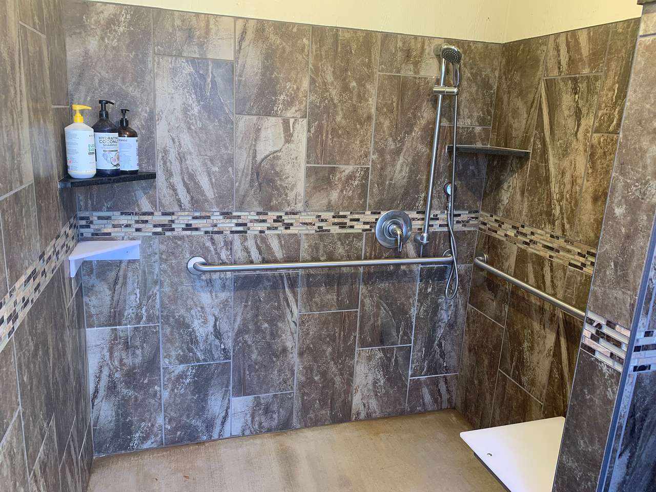 Enjoy a hot shower during your stay after a day of hiking or traveling! We have towels available. 