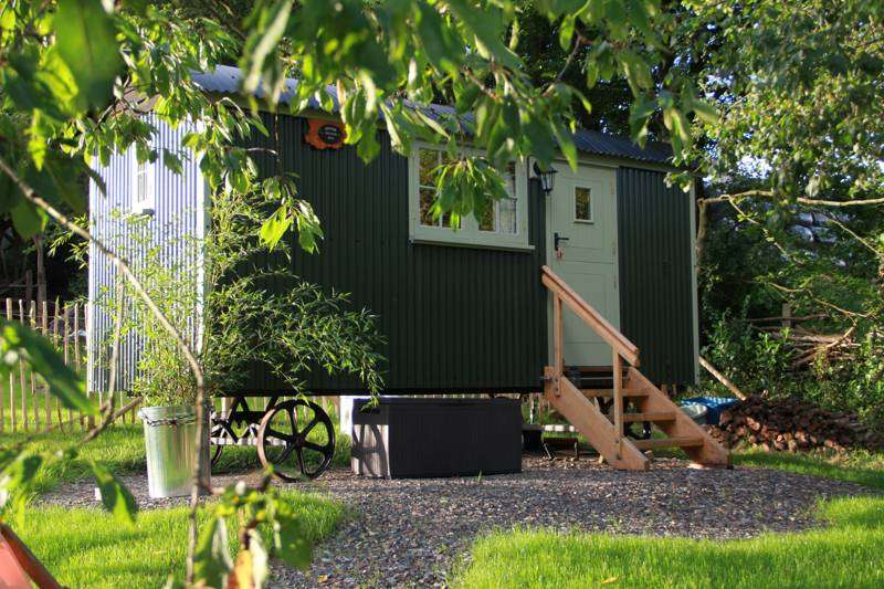 Farmer Oaks Hut