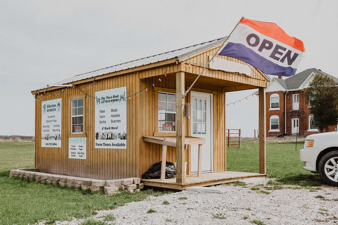 The listing is easy to find with this shop at the end of the driveway. 