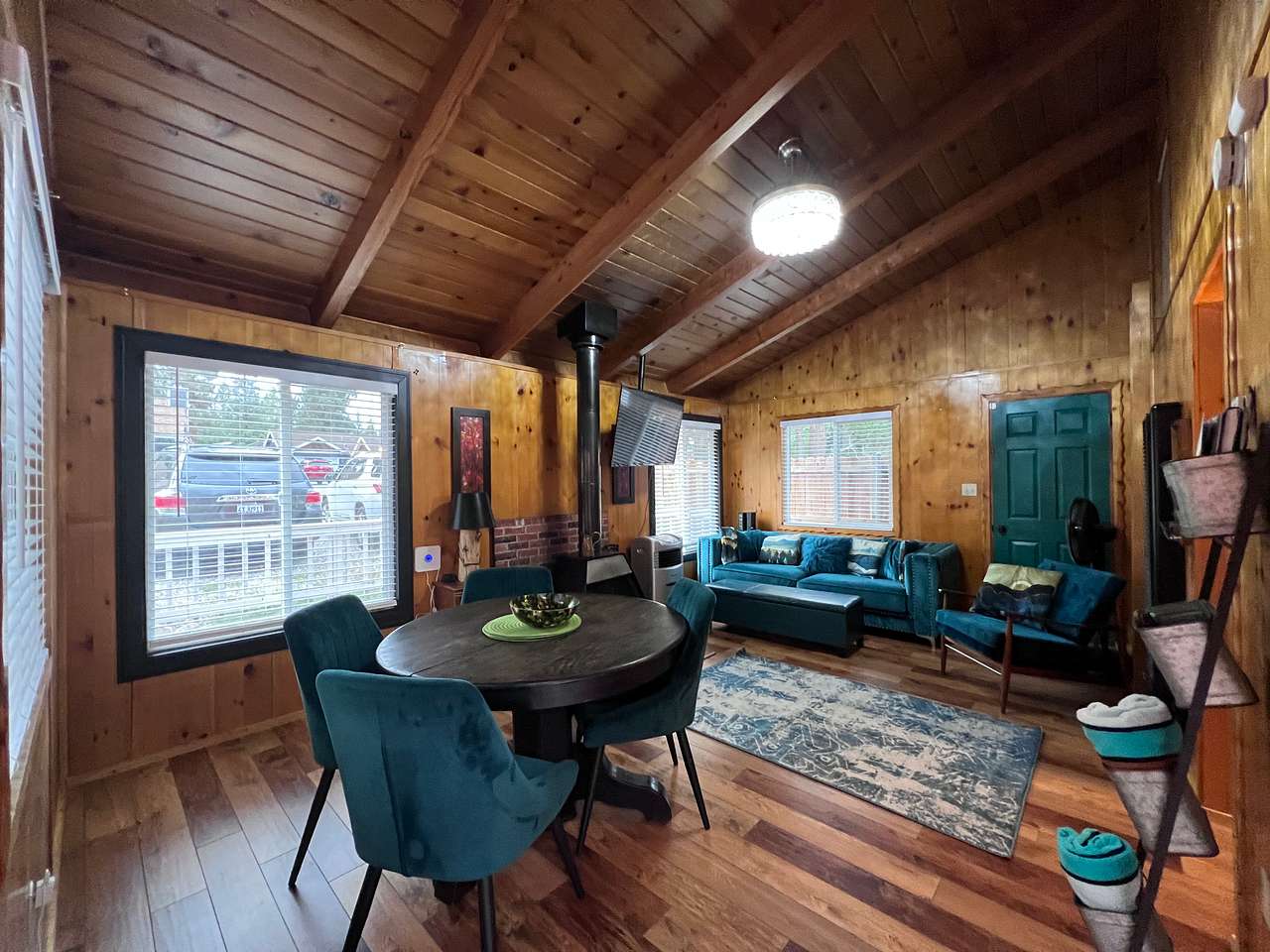 The Little Red Box – Cozy 1BR Cabin