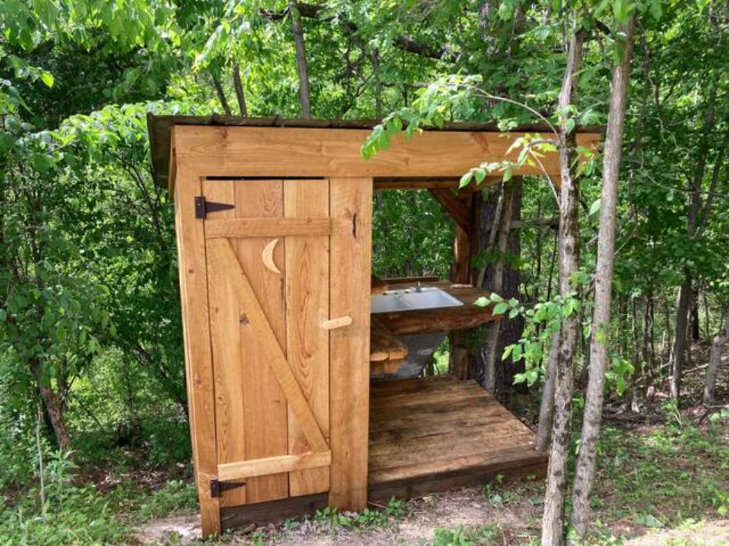 Rustic Hideaway- KingBed Tiny Cabin