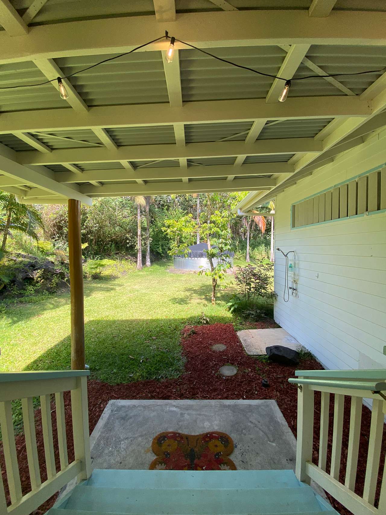 Outdoor shower, located off the lanai