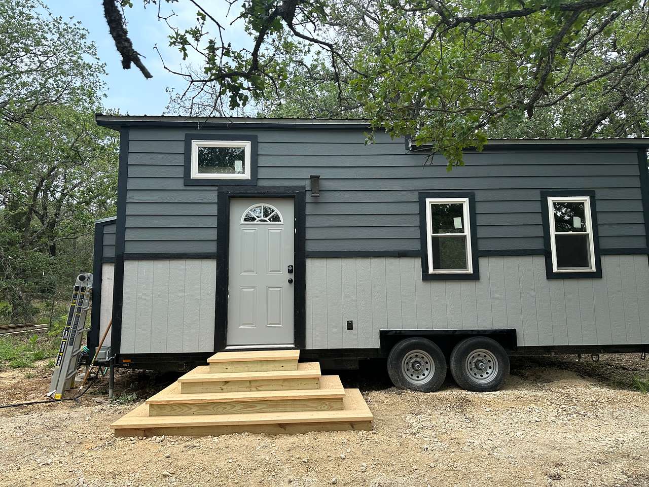 Tiny Town 🏡 at Historic Hico Ranch🐣 and RV 🚐 Park | Farm 🐐 🫏 🐮 animals |🐴 Horse-Friendly | Fishing 🎣)