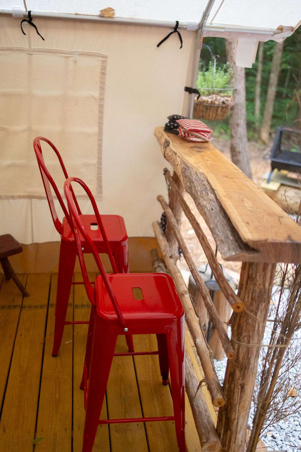 Covered deck w/Outside dinning bar