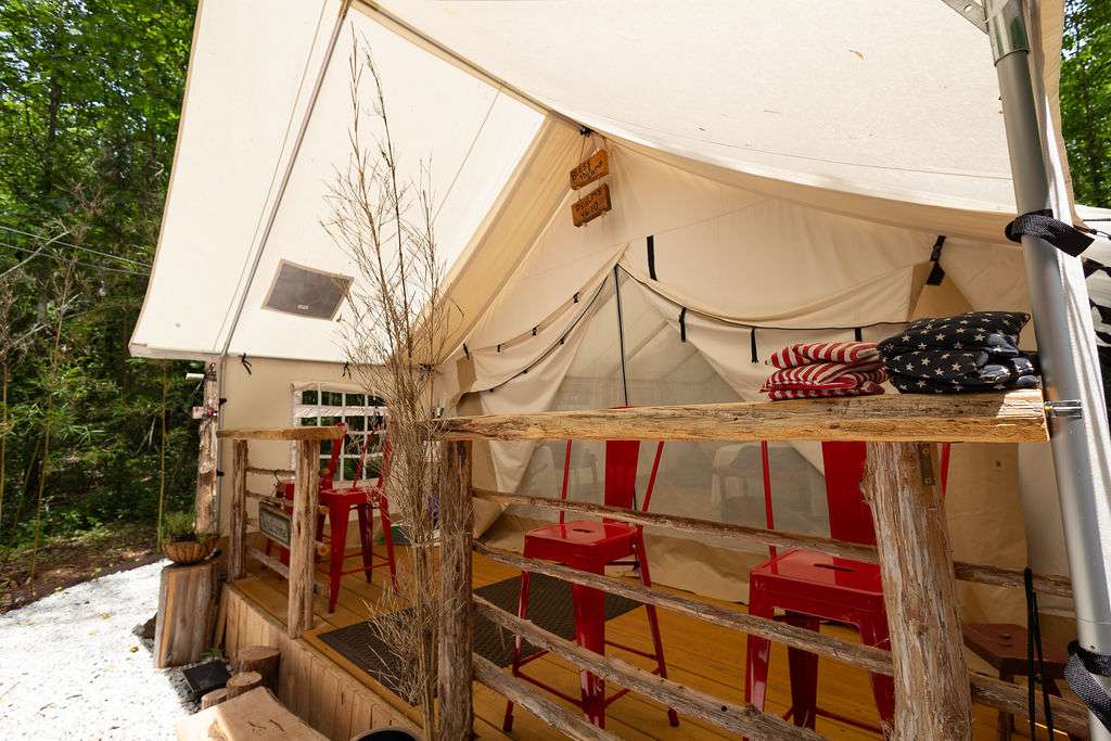 Covered deck w/Outside dinning bar