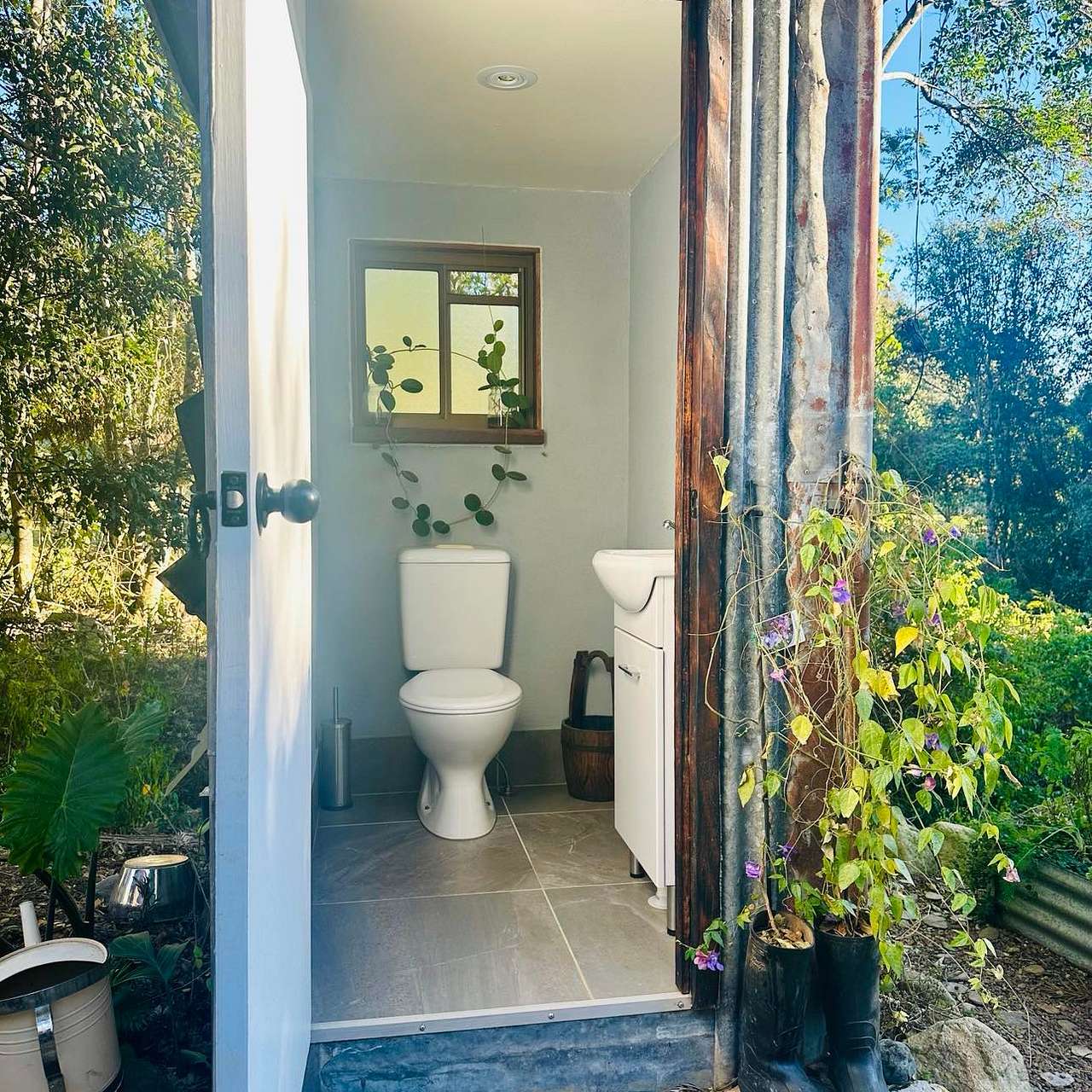 Nature's Edge Cottage & Campsites.