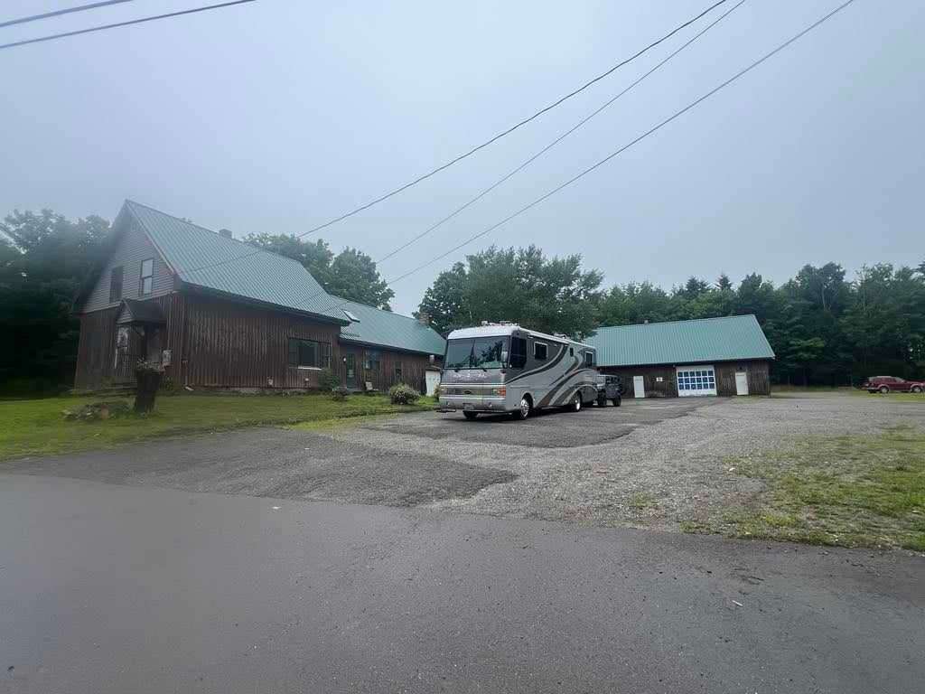 Actual Gravel Parking Lot site is at the far right side of this photo. Large lot is big enough for 18-wheelers to turn around in, no rig size limit here.