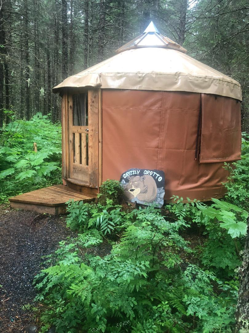 Nauti Otter Inn Yurt Village
