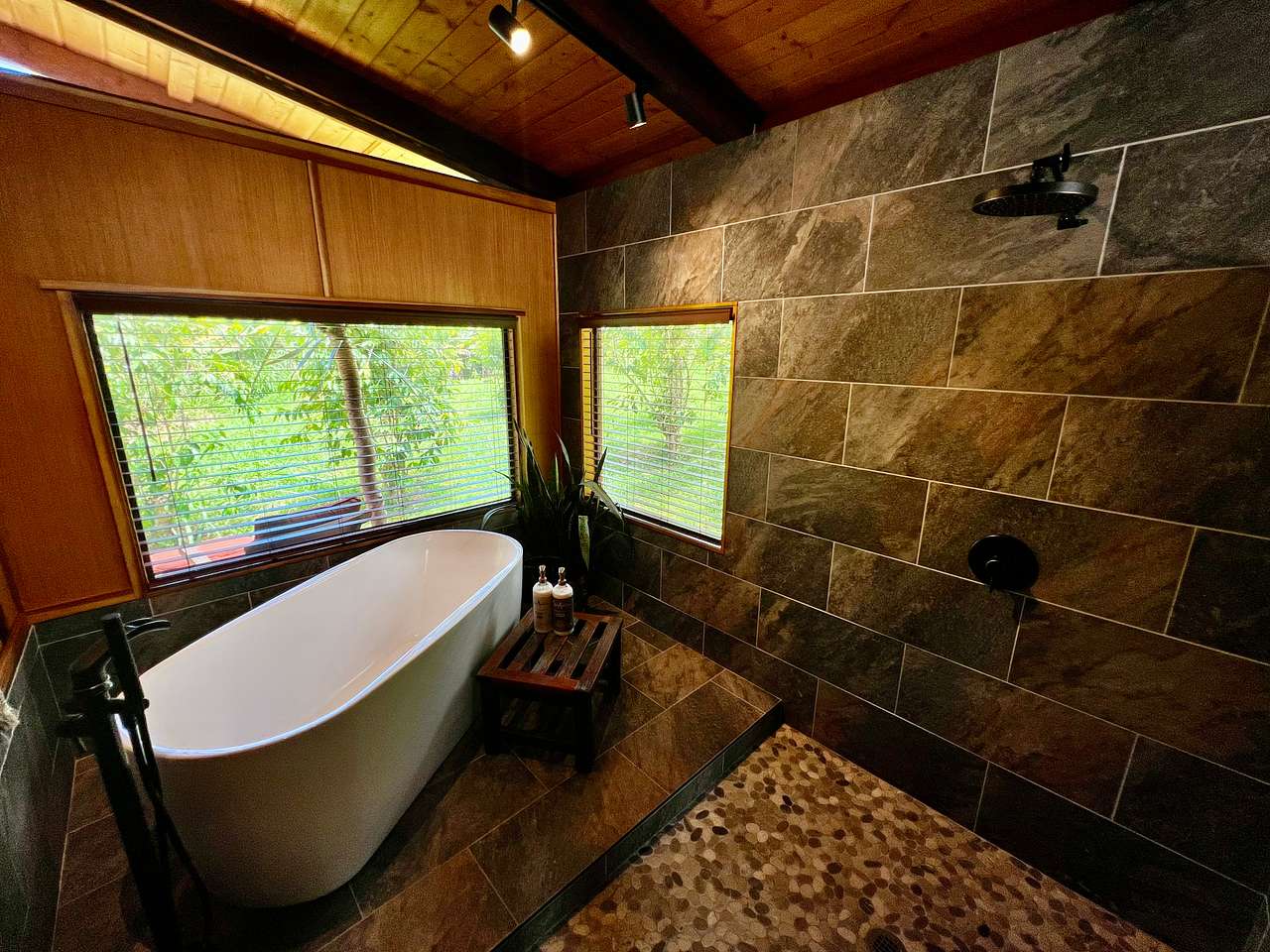 Magical yurt, stunning spa bathroom