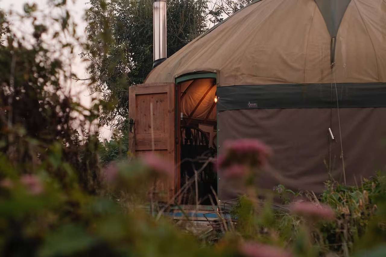 Fully wool insulated 18ft yurt on platform. Cosy in winter. 
