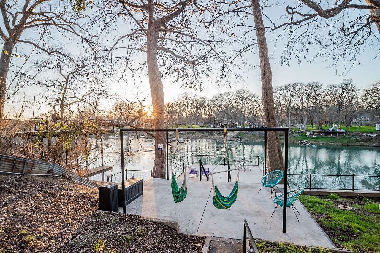 Guadalupe River Tiny Home / Kayaks
