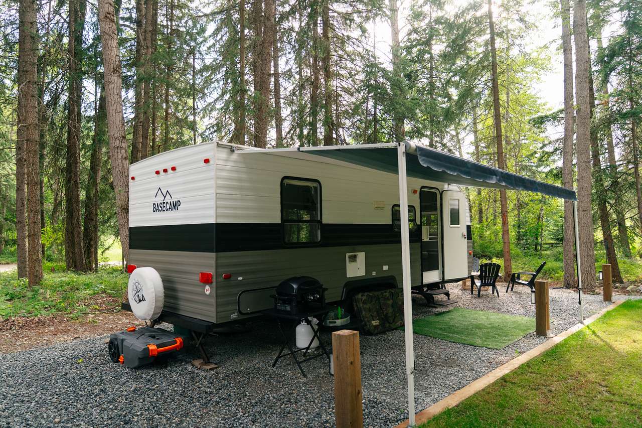 Charming Creekside Caravan