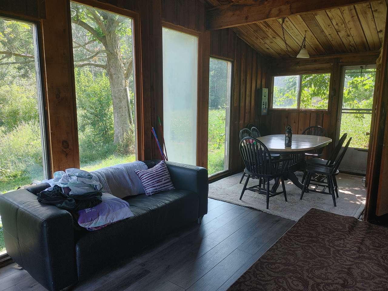 SUJO Funny Farm Cabin & Camping