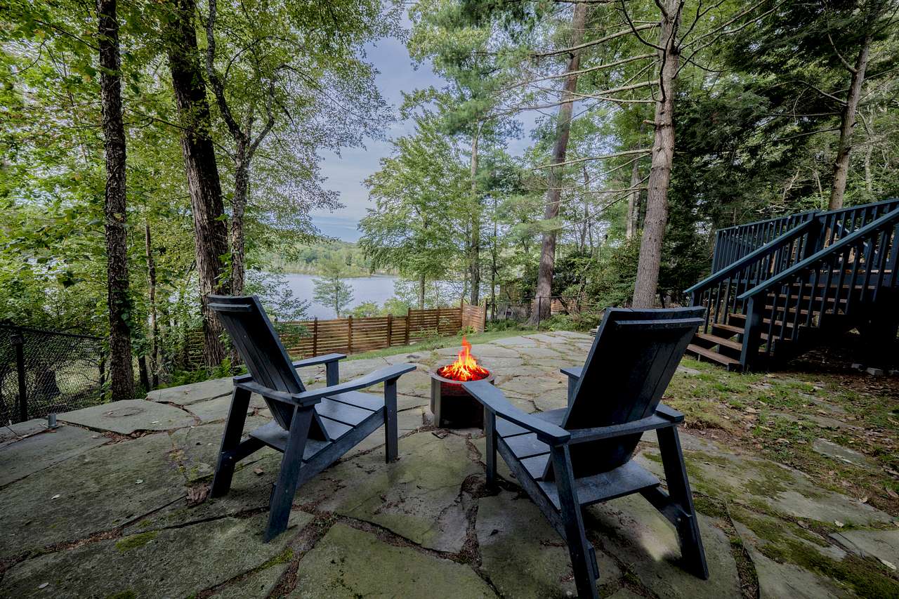 Lakeview Cottage with Hot Tub