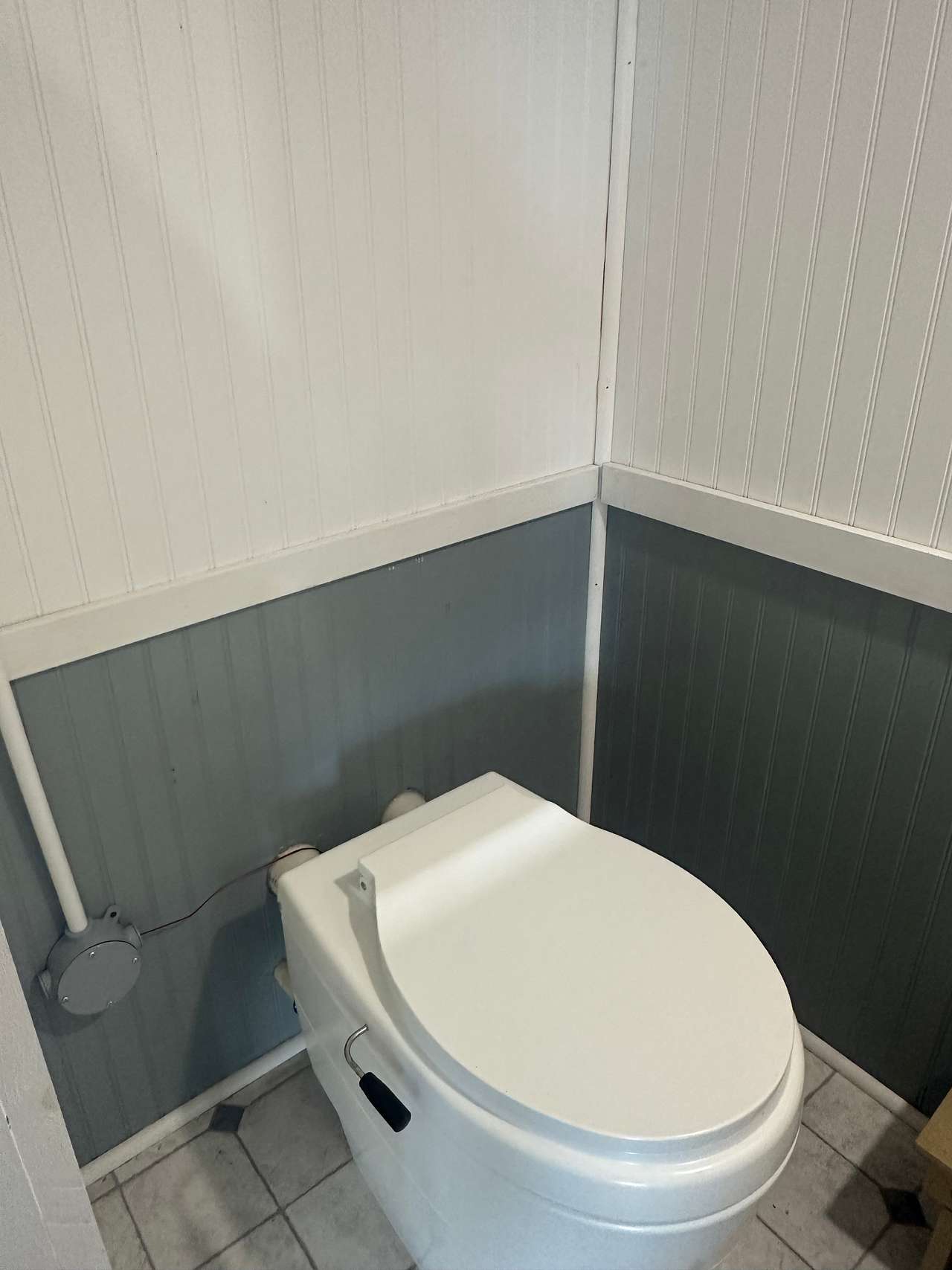 Compost toilet 