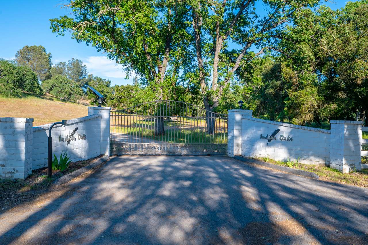 Wolf Six Ranch • Wine Country Stay