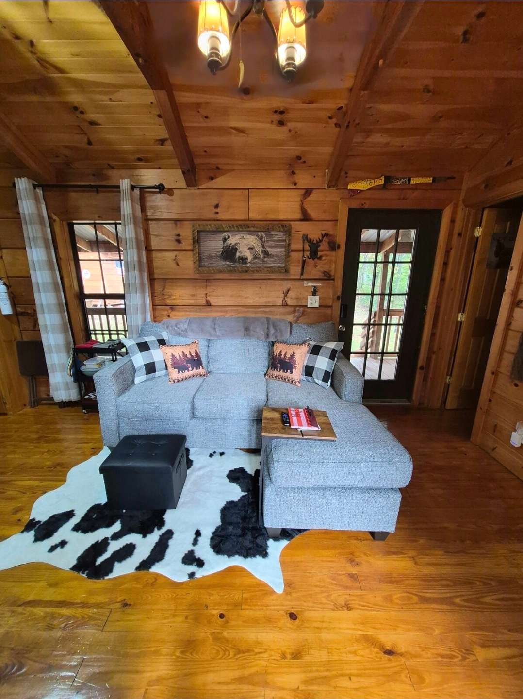 Gunsmoke Cabin Fenced Yard & Hot Tub!