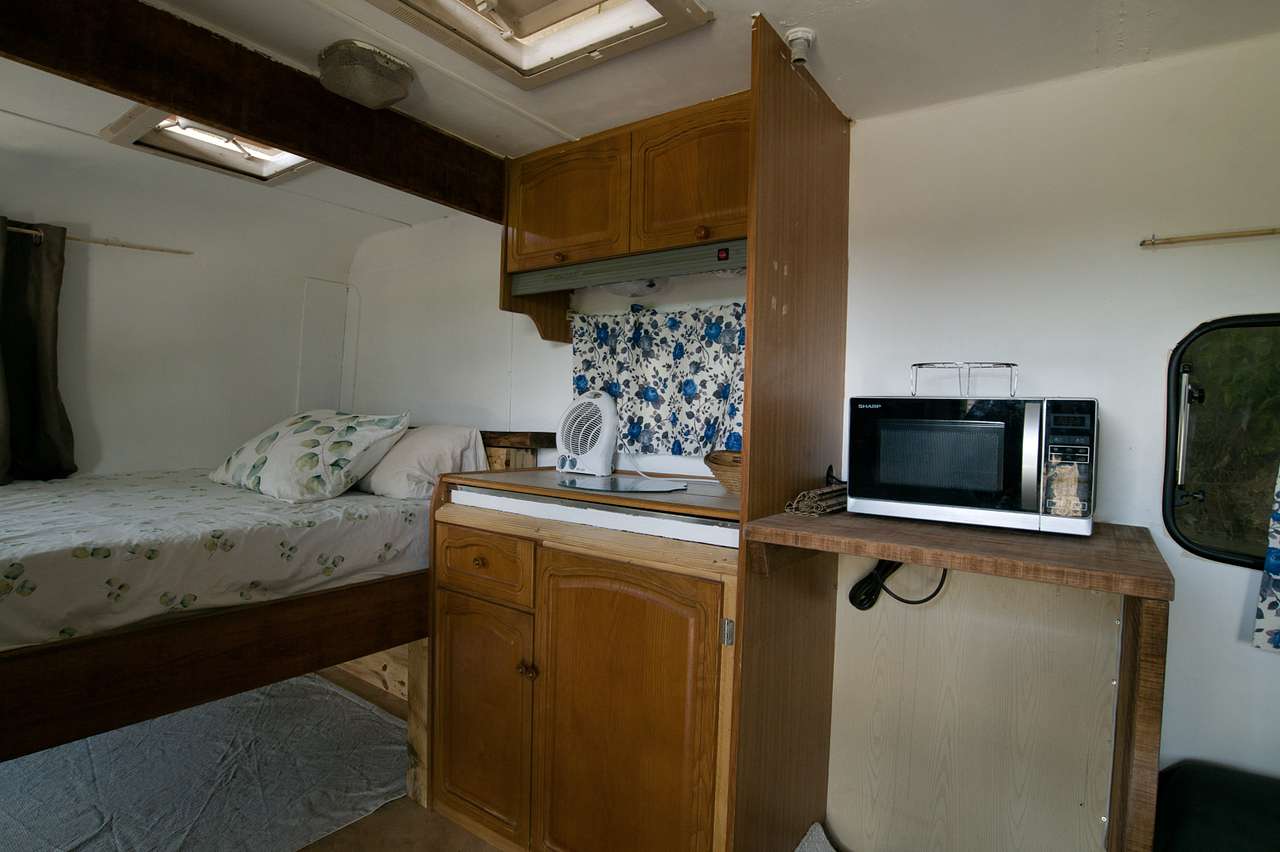 Layout Caravan-Stars, with mirowave, breakfast area and outside kitchen. Also heater and fan available