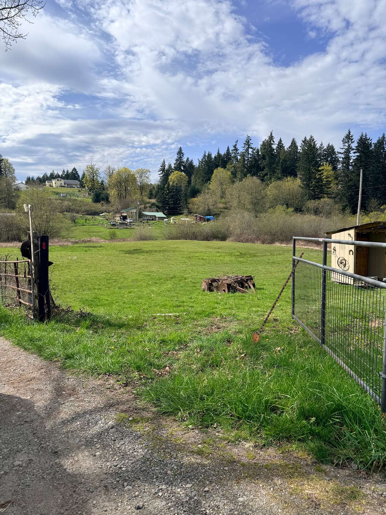 You may enter the field from here or the main road. There is a dip from the driveway to the field so please keep in mind when driving in. 