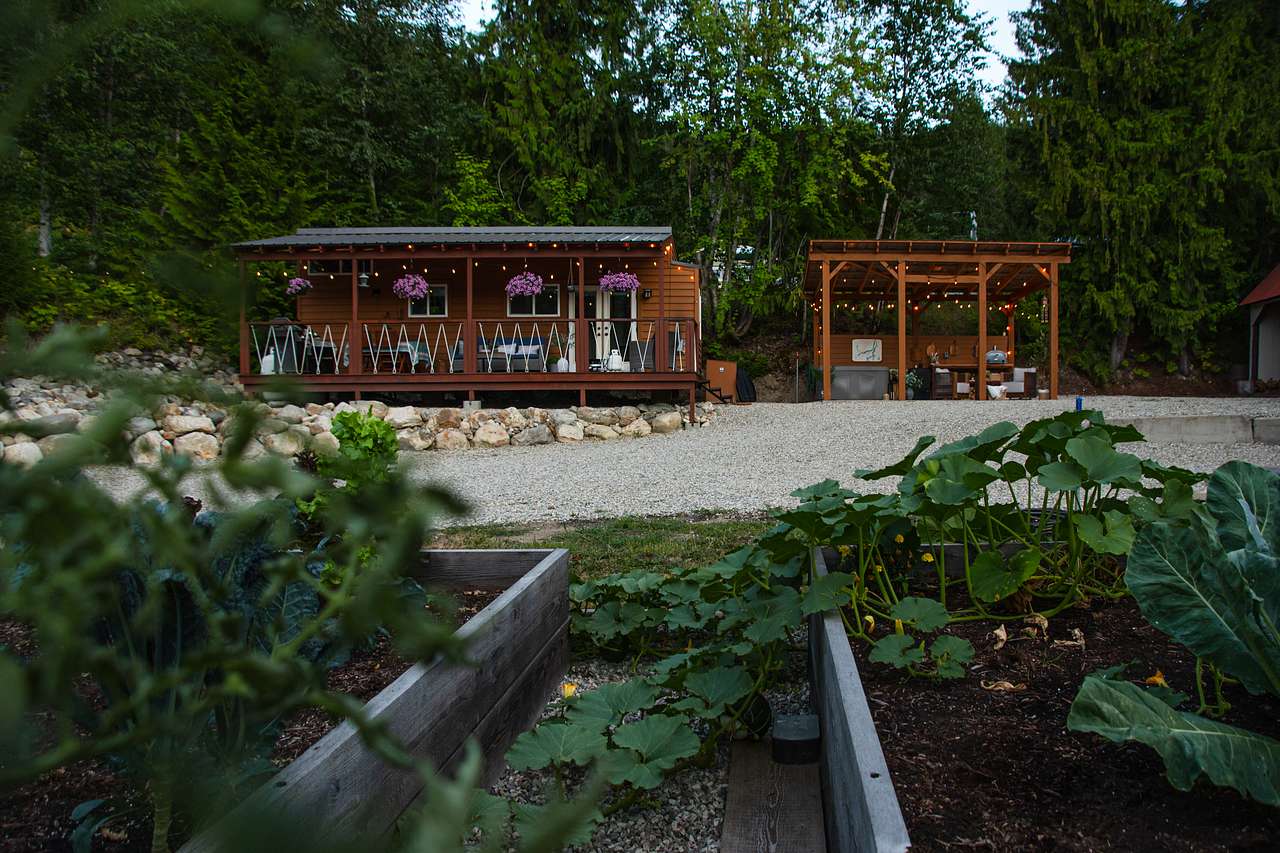 Boutique Tiny Home Retreat - Private Deck, Hot Tub, Fire Pit & Gazebo