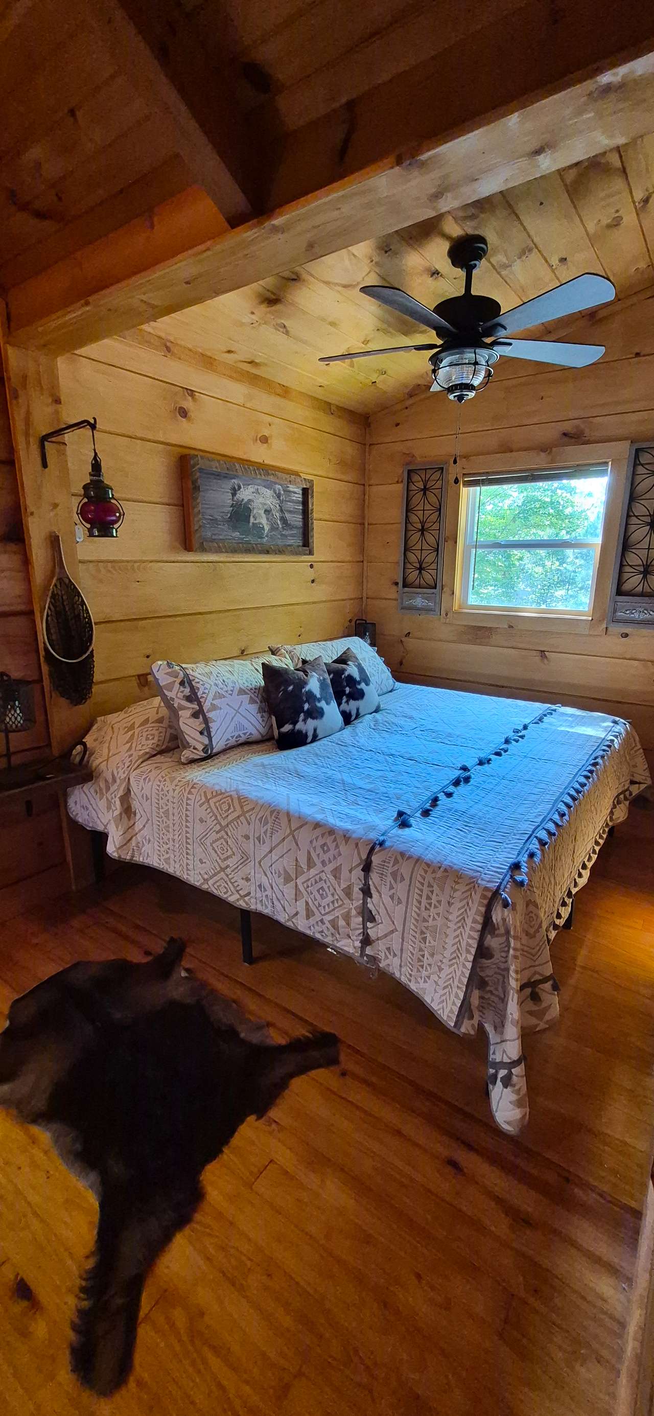 Gunsmoke Cabin Fenced Yard & Hot Tub!