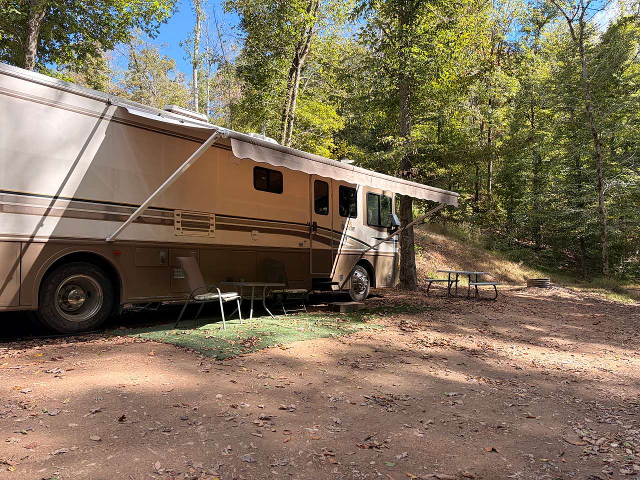 RV hideaway motorhome  40 feet long. Queen bed full bath and kitchen 