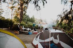 Gravity Haus Westport Hotel & Camp