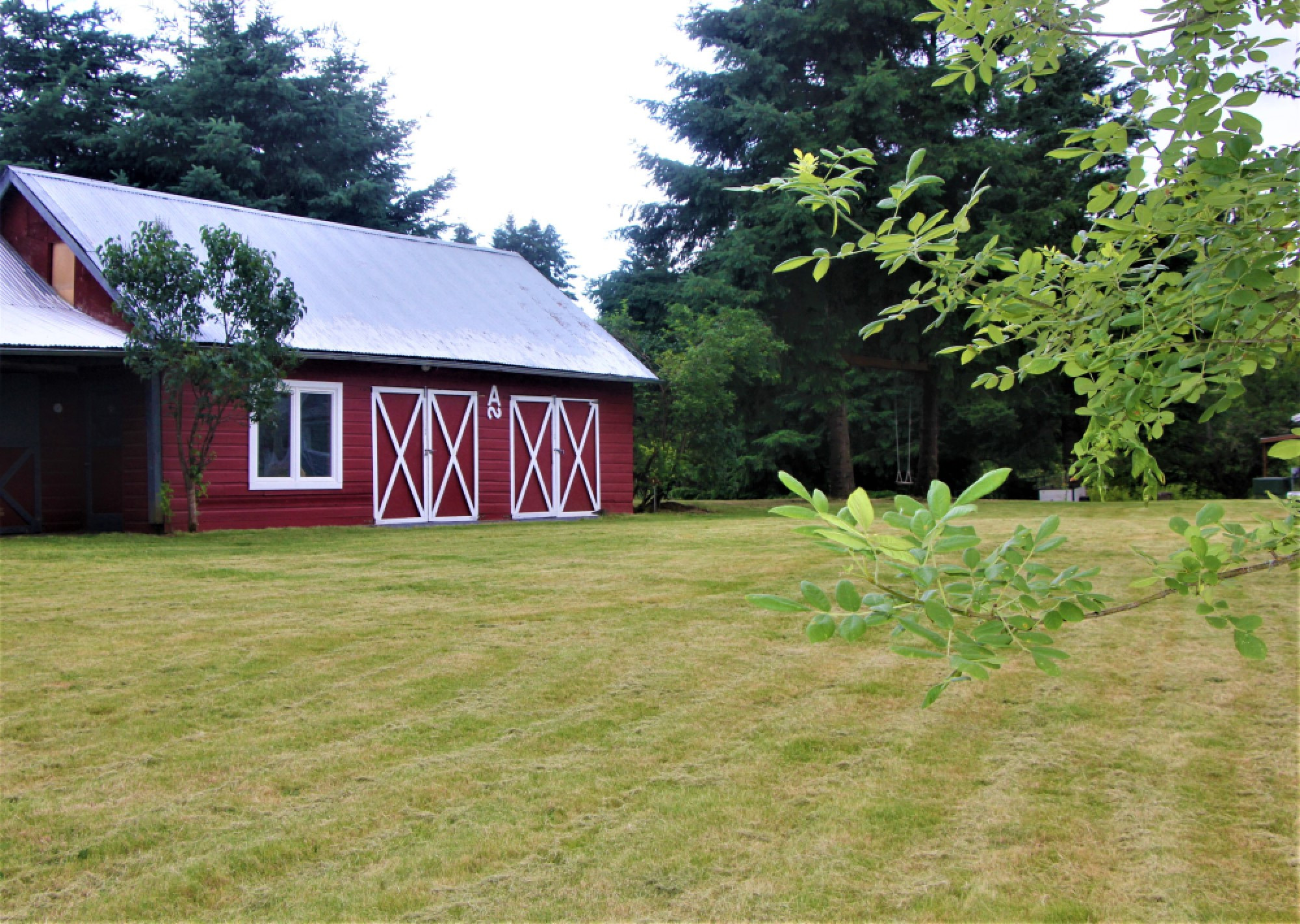 Front view Black Dog Barn, parking space on grass
